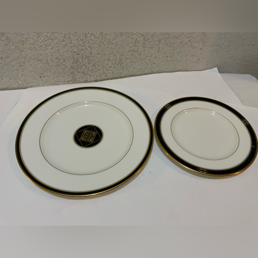 2 MIKASA AK024 EBONY CREST BONE CHINA PLATES 8”& 6.5” G11